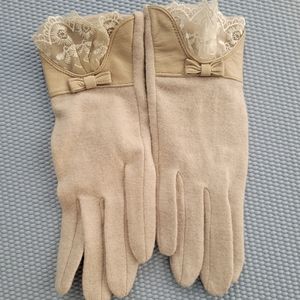 Vintage style gloves